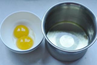 3、将蛋黄、蛋白分开，蛋白一定要放入无油无水的干净盆中。