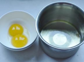 3、将蛋黄、蛋白分开，蛋白一定要放入无油无水的干净盆中。