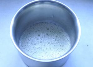 4、蛋白分三次加糖打发