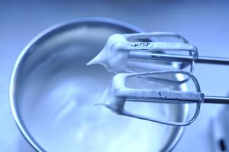 5、打发至硬性发泡，提起打蛋器，蛋白成直立状态。