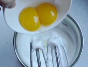 6、加入蛋黄。