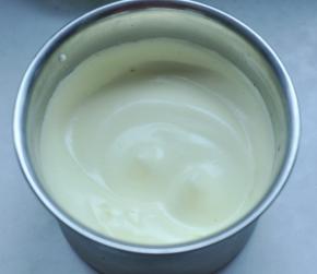 7、用打蛋器，低速打至滴落的蛋液约10秒才消失的状态。