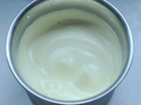 7、用打蛋器，低速打至滴落的蛋液约10秒才消失的状态。