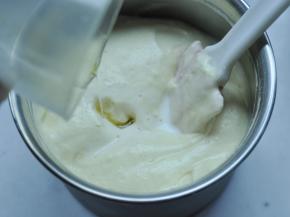 9、划Ｌ翻拌至无干粉状态，将牛奶和玉米油均匀洒在蛋糊表面。