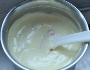 10、再次从蛋盆底部划Ｌ状，将蛋糕糊搅拌均匀，同时，提前打开烤箱预热