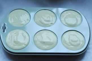 11、将蛋糊倒入准备好的6连模具中。轻轻震出气泡。