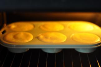 12、放入提前预热好的烤箱中，中上层，上下火180度，烤15-分钟左右