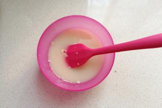 先做中种：酵母先用清水化开；