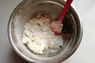 然后加入面粉中先搅拌成棉絮状，