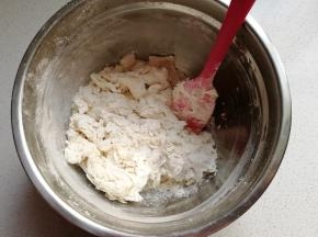 然后加入面粉中先搅拌成棉絮状，