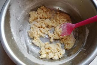 主面团材料除盐和黄油外，都放入盆中搅拌均匀；