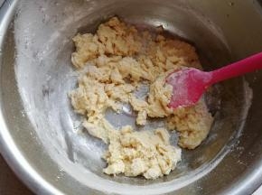 主面团材料除盐和黄油外，都放入盆中搅拌均匀；