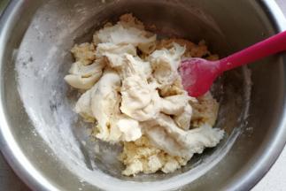 再把中种面团用手撕成小块放进去；