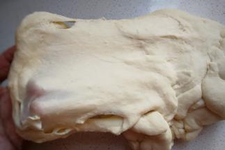 然后开始揉面，揉面至能拉出这种粗膜状态；