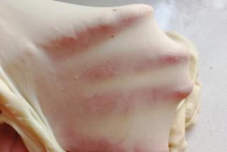 再加入盐和黄油继续揉面至这种完全扩展阶段后，把面团揉光滑盖保鲜膜继续发酵；