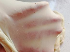 再加入盐和黄油继续揉面至这种完全扩展阶段后，把面团揉光滑盖保鲜膜继续发酵；