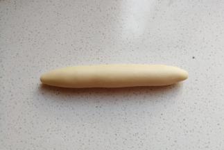 取一份醒好的小面团搓成长条状；