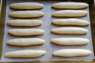 依次搓好所有的小面团摆入烤盘中，放温暖处再次发酵；