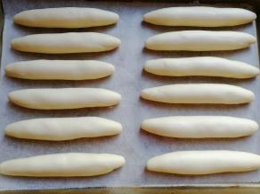 依次搓好所有的小面团摆入烤盘中，放温暖处再次发酵；