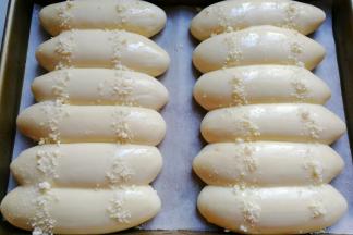 发酵好的面包胚取出，先刷一层蛋液，再撒上酥粒（或芝麻），然后放入预热好的烤箱中层上下火180烤约20分钟即好；