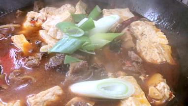 加入适量大葱段拌匀即可