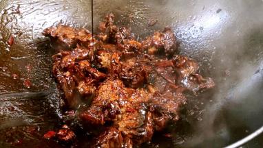 加入酱油，炒匀