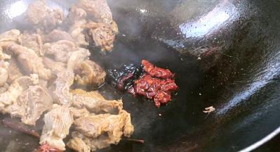 放入豆瓣酱和甜面酱，炒至出香味