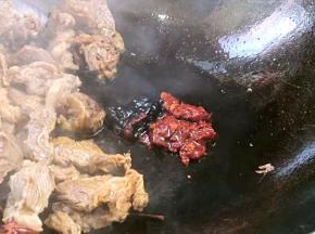 放入豆瓣酱和甜面酱，炒至出香味