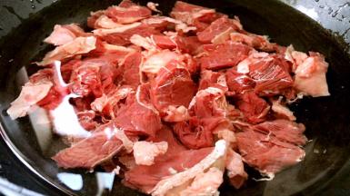 放入锅中放入适量清水烧开，焯出血水