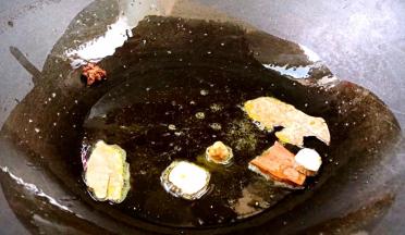 锅烧热油，放入卤料爆香