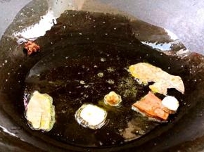 锅烧热油，放入卤料爆香