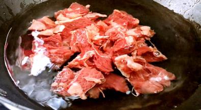 锅置火上，加入适量清水，放入牛肉焯去血水