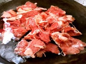 锅置火上，加入适量清水，放入牛肉焯去血水