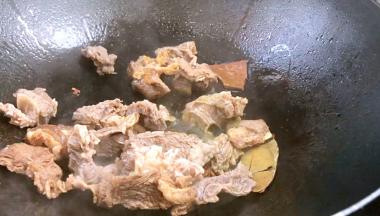 放入牛肉煸炒出香味，再加入料酒炒香