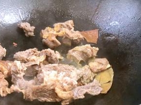 放入牛肉煸炒出香味，再加入料酒炒香