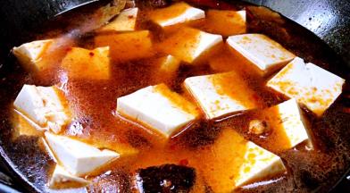 加入适量清水，放入豆腐