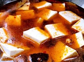 加入适量清水，放入豆腐