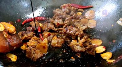 放入酱油炒至上色