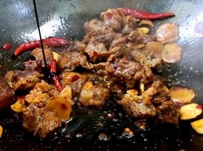 放入酱油炒至上色