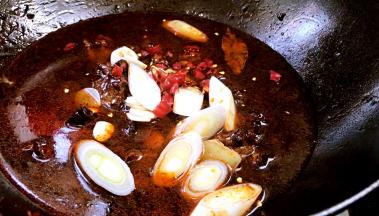 加入葱段、姜片、蒜片拌匀