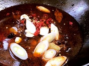 加入葱段、姜片、蒜片拌匀