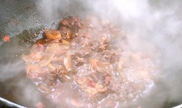 调入胡椒粉和鸡精粉，拌匀即可