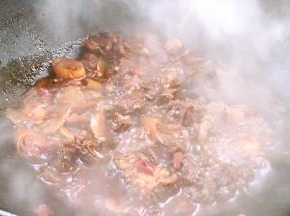 调入胡椒粉和鸡精粉，拌匀即可