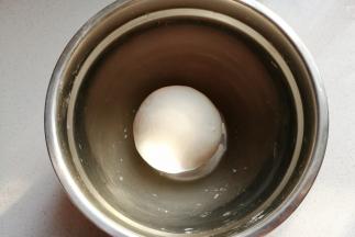 再揉成光滑的面团，盖保鲜膜冷藏发酵十几个小时以上；（现在天气寒冷，室温发酵即可）