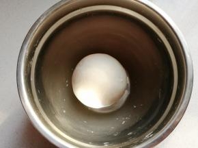 再揉成光滑的面团，盖保鲜膜冷藏发酵十几个小时以上；（现在天气寒冷，室温发酵即可）