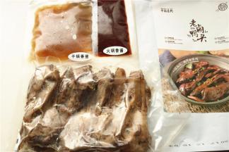 拆开，卤好的鸭头1包，干锅酱和火锅酱各一包。