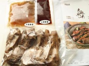 拆开，卤好的鸭头1包，干锅酱和火锅酱各一包。