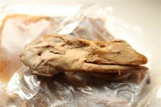 提前解冻，取出鸭头。