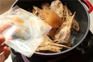 把鸭头和干锅酱放入锅内。