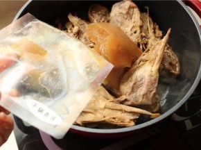 把鸭头和干锅酱放入锅内。